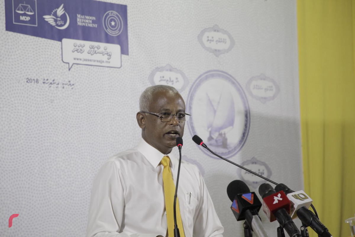 އޯގަސްޓް 23، 2018: ގުޅިފައިވާ އިއްތިހާދުން ރ. އަލިފުށީގައި ބޭއްވި ޖަލްސާގައި ގުޅިފައިވާ އިއްތިހާދުގެ ރިޔާސީ ކެންޑިޑޭޓް އިބްރާހިމް މުހައްމަދު ސޯލިހު ވާހަކަދައްކަވަނީ