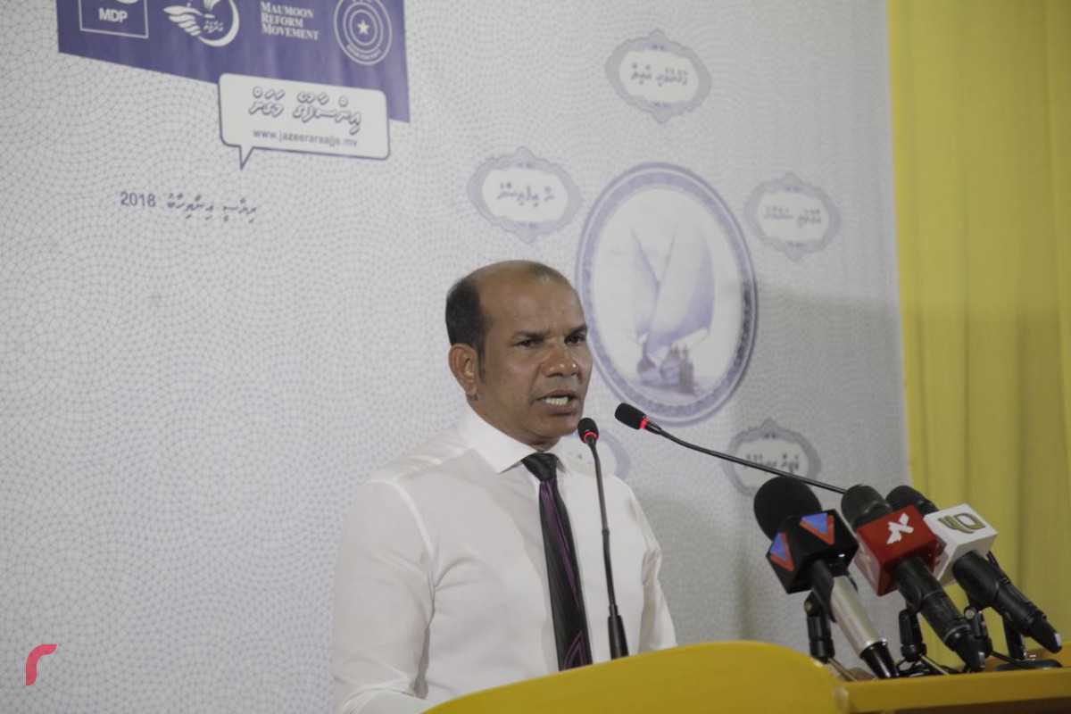 އޯގަސްޓް 23، 2018: ގުޅިފައިވާ އިއްތިހާދުން ރ. އަލިފުށީގައި ބޭއްވި ޖަލްސާގައި ދިއްދޫ ދާއިރާގެ މެމްބަރު އަބްދުލް ލަތީފް ވާހަކަދައްކަވަނީ