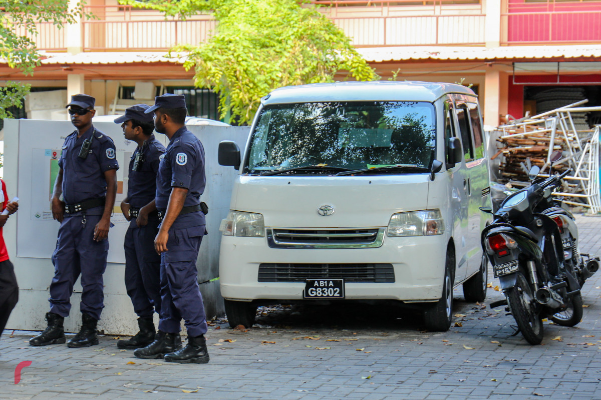 އޯގަސްޓް 24، 2018: ވޯޓުލެވޭކަން ކަށަވަރުކުރުމަށް އިލެކްޝަންސް ކޮމިޝަންގެ އިންތިހާބީ މައި މަރުކަޒު ސަރަހައްދަށް ދިޔަ މީހުން ދުރުކުރުމަށްފަހު އިލެކްޝަންސް ކޮމިޝަން އިދާރާގެ ސެކިއުރިޓީ ބެލެހެއްޓުމަށް ފުލުހުން އިލެކްޝަންސް ކޮމިޝަންގެ އިންތިހާބީ އިދާރާގެ ތެރޭގައި