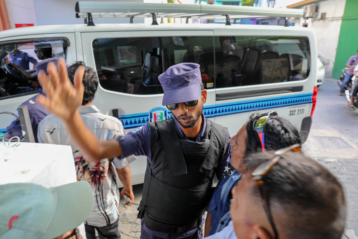 އޯގަސްޓް 24، 2018: ވޯޓުލެވޭކަން ކަށަވަރުކުރުމަށް އިލެކްޝަންސް ކޮމިޝަންގެ އިންތިހާބީ މައި މަރުކަޒު ސަރަހައްދަށް ދިޔަ މީހުން ދުރުކުރުމަށް ފުލުހުން މަސައްކަތްކުރަނީ، އިލެކްޝަންސްއިން މިހާތަނަށް 5576 ފޯމް ވަނީ ބާތިލްކޮށްފައި