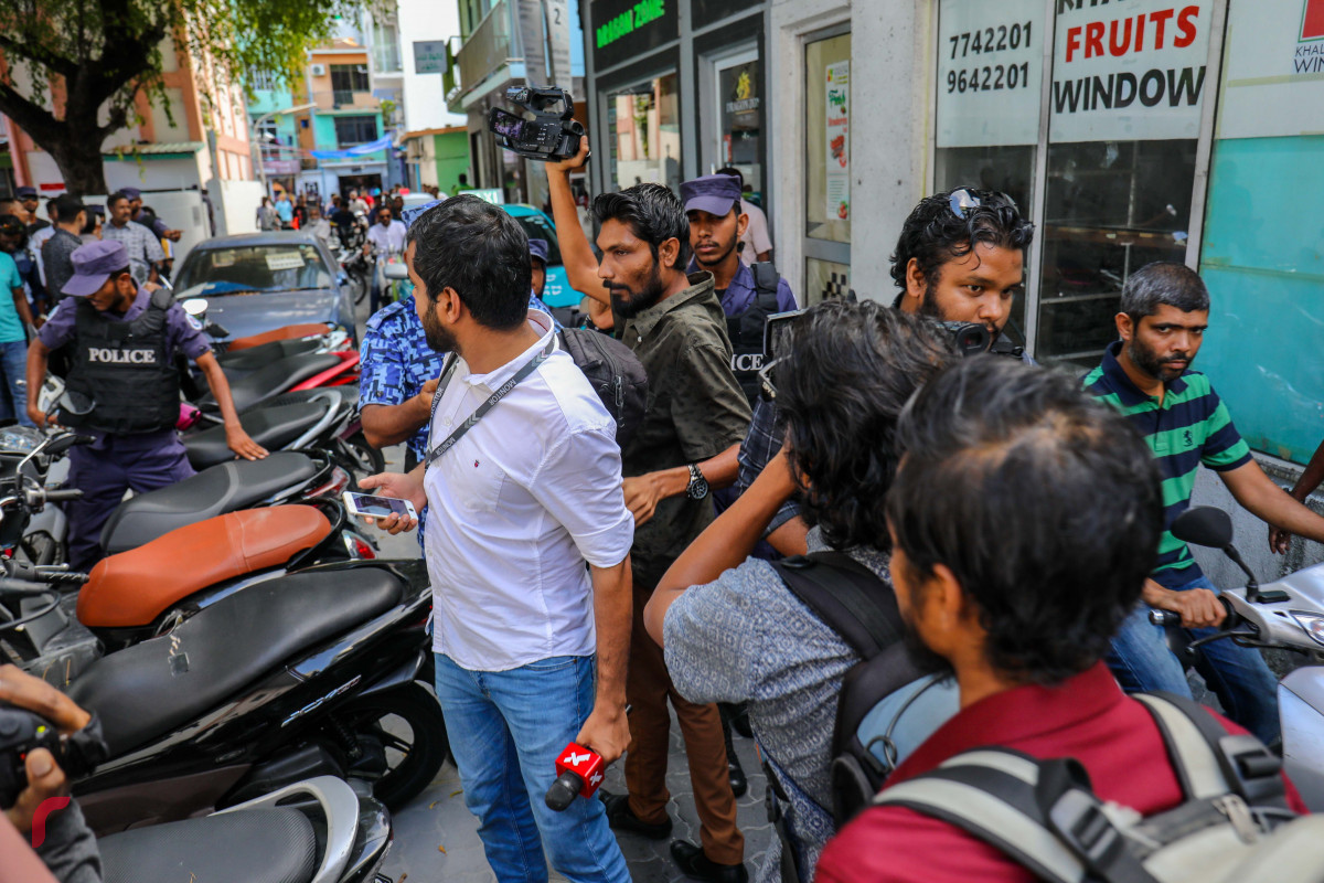 އޯގަސްޓް 24، 2018: ވޯޓުލެވޭކަން ކަށަވަރުކުރުމަށް އިލެކްޝަންސް ކޮމިޝަންގެ އިންތިހާބީ މައި މަރުކަޒު ސަރަހައްދަށް ދިޔަ މީހުން ދުރުކުރުމަށް ފުލުހުން މަސައްކަތްކުރަނީ، އިލެކްޝަންސްއިން މިހާތަނަށް 5576 ފޯމް ވަނީ ބާތިލްކޮށްފައި