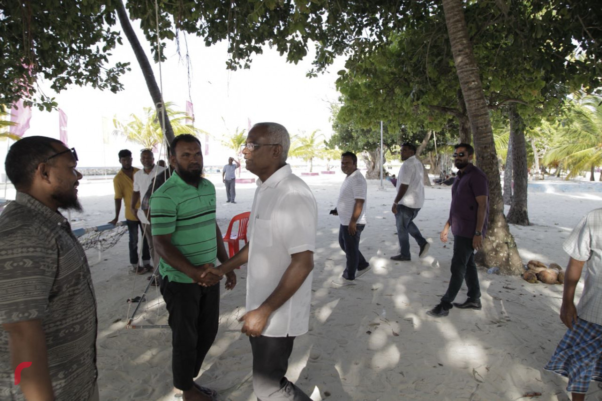 އޯގަސްޓް 25، 2018: ގުޅިފައިވާ އިއްތިހާދުގެ ރިޔާސީ ކެންޑިޑޭޓް ރ އަތޮޅަށް ކުރައްވަމުންގެންދަވާ ދަތުރުފުޅުގެ ތެރެއިން، މި ދަތުރުފުޅުގައި އިއްތިހާދުގެ ރިޔާސީ ކެނޑިޑޭޓް ވަނީ ފައިނު ރައްޔިތުންނާއި ބައްދަލުކުރަށްވާފައި