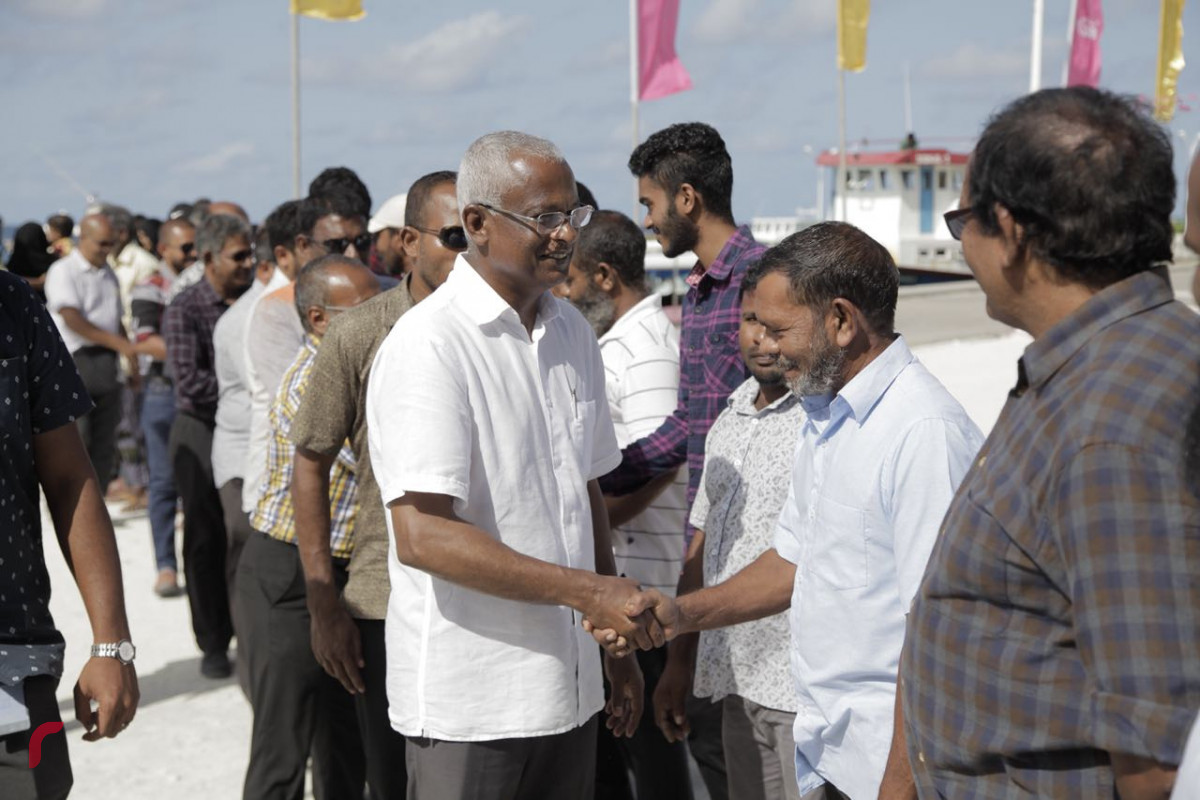 އޯގަސްޓް 25، 2018: ގުޅިފައިވާ އިއްތިހާދުގެ ރިޔާސީ ކެންޑިޑޭޓް ރ އަތޮޅަށް ކުރައްވަމުންގެންދަވާ ދަތުރުފުޅުގައި ރ.ފައިނުއަށް ވަޑައިގަތުމުން އެ ރަށުގެ ރައްޔިތުން ނިކުމެ އިއްތިހާދުގެ ރިޔާސީ ކެންޑިޑޭޓް އިބްރާހިމް މުހައްމަދު ސޯލިހަށް މަރުހަބާ ދަންނަވަނީ