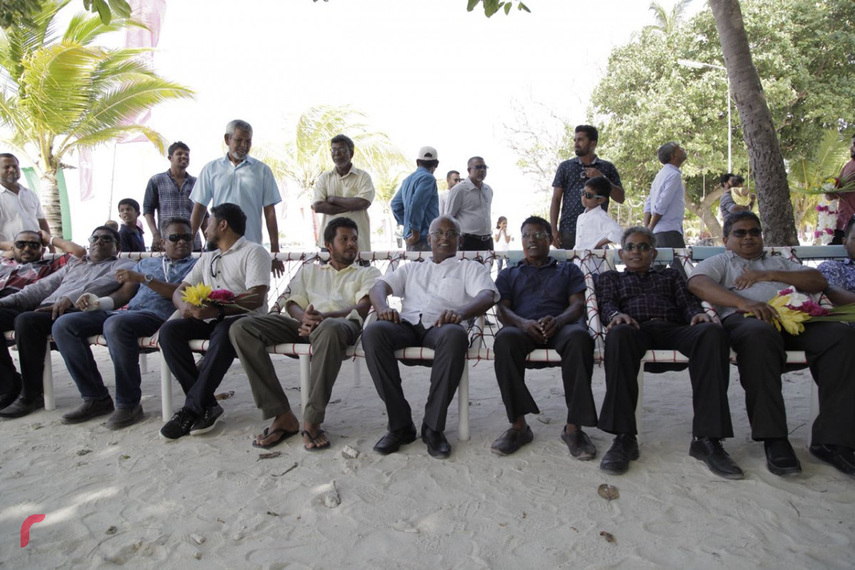 އޯގަސްޓް 25، 2018: ގުޅިފައިވާ އިއްތިހާދުގެ ރިޔާސީ ކެންޑިޑޭޓް ރ އަތޮޅަށް ކުރައްވަމުންގެންދަވާ ދަތުރުފުޅުގައި ރ.ފައިނުއަށް ވަޑައިގަތުމުން އެ ރަށުގެ ރައްޔިތުން ނިކުމެ އިއްތިހާދުގެ ރިޔާސީ ކެންޑިޑޭޓް އިބްރާހިމް މުހައްމަދު ސޯލިހަށް މަރުހަބާ ދަންނަވަނީ