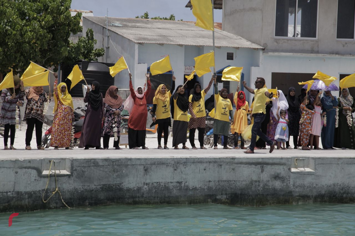 އޯގަސްޓް 25، 2018: ގުޅިފައިވާ އިއްތިހާދުގެ ރިޔާސީ ކެންޑިޑޭޓް ރ އަތޮޅަށް ކުރައްވަމުންގެންދަވާ ދަތުރުފުޅުގައި ރ.އިނގުރައިދޫއަށް ވަޑައިގަތުމުން މަރުހަބާ ދެންނެވުމަށް އިނގުރައިދޫ ރައްޔިތުން ބަނދަރުސަރަހައްދުގައި، ރ އަތޮލުގެ ރަށްތަކުން ވަނީ އިބޫއަށް ހޫނު މަރުހަބާއެއް ދަންނަވާފައި