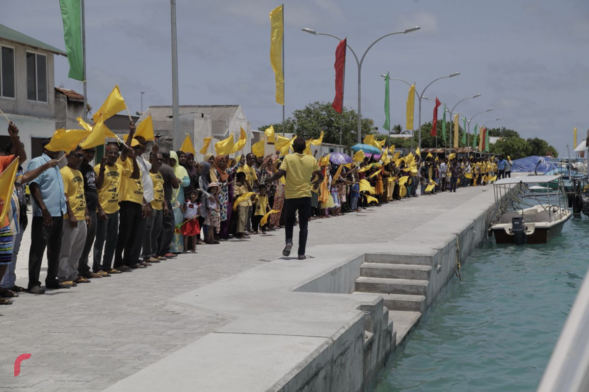 އޯގަސްޓް 25، 2018: ގުޅިފައިވާ އިއްތިހާދުގެ ރިޔާސީ ކެންޑިޑޭޓް ރ އަތޮޅަށް ކުރައްވަމުންގެންދަވާ ދަތުރުފުޅުގައި ރ.އިނގުރައިދޫއަށް ވަޑައިގަތުމުން މަރުހަބާ ދެންނެވުމަށް އިނގުރައިދޫ ރައްޔިތުން ބަނދަރުސަރަހައްދުގައި، ރ އަތޮލުގެ ރަށްތަކުން ވަނީ އިބޫއަށް ހޫނު މަރުހަބާއެއް ދަންނަވާފައި