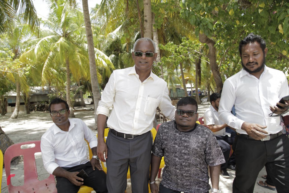 އޯގަސްޓް 25، 2018: ގުޅިފައިވާ އިއްތިހާދުގެ ރިޔާސީ ކެންޑިޑޭޓް ރ އަތޮޅަށް ކުރައްވަމުންގެންދަވާ ދަތުރުފުޅުގައި ރ.އިނގުރައިދޫއަށް ވަޑައިގެން ރ.އިނގުރައިދޫ ރައްޔިތުންނާއި ގުޅިފައިވާ އިއްތިހާދުގެ ރިޔާސީ ކެނޑިޑޭޓް އިބްރާހިމް މުހައްމަދު ސޯލިހު ބައްދަލުކުރަށްވަނީ