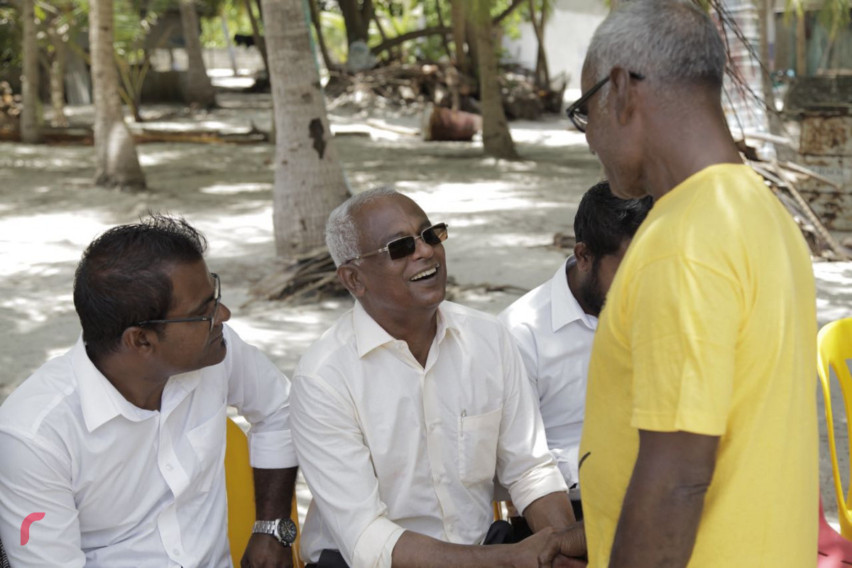 އޯގަސްޓް 25، 2018: ގުޅިފައިވާ އިއްތިހާދުގެ ރިޔާސީ ކެންޑިޑޭޓް ރ އަތޮޅަށް ކުރައްވަމުންގެންދަވާ ދަތުރުފުޅުގައި ރ.އިނގުރައިދޫއަށް ވަޑައިގެން ރ.އިނގުރައިދޫ ރައްޔިތުންނާއި ގުޅިފައިވާ އިއްތިހާދުގެ ރިޔާސީ ކެނޑިޑޭޓް އިބްރާހިމް މުހައްމަދު ސޯލިހު ބައްދަލުކުރަށްވަނީ