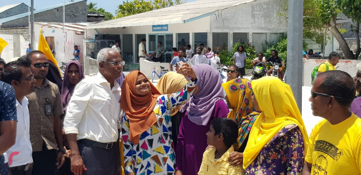 އޯގަސްޓް 25، 2018: ގުޅިފައިވާ އިއްތިހާދުގެ ރިޔާސީ ކެންޑިޑޭޓް ރ އަތޮޅަށް ކުރައްވަމުންގެންދަވާ ދަތުރުފުޅުގައި ރ.އިނގުރައިދޫއަށް ވަޑައިގަތުމުން އިނގުރައިދޫއިން އިބޫއަށް މަރުހަބާ ދަންނަވަނީ