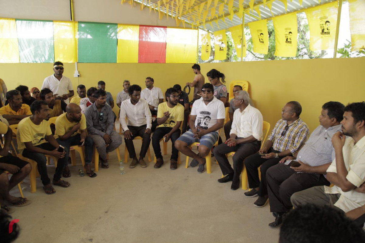 އޯގަސްޓް 25، 2018: ގުޅިފައިވާ އިއްތިހާދުގެ ރިޔާސީ ކެންޑިޑޭޓް ރ އަތޮޅަށް ކުރައްވަމުންގެންދަވާ ދަތުރުފުޅުގައި ރ.އިނގުރައިދޫއަށް ވަޑައިގެން ރ.އިނގުރައިދޫ ރައްޔިތުންނާއި ބައްދަލުކުރަށްވައި ގުޅިފައިވާ އިއްތިހާދުގެ ރިޔާސީ ކެނޑިޑޭޓް އިބްރާހިމް މުހައްމަދު ސޯލިހު ވާހަކަފުޅު ދައްކަވަނީ