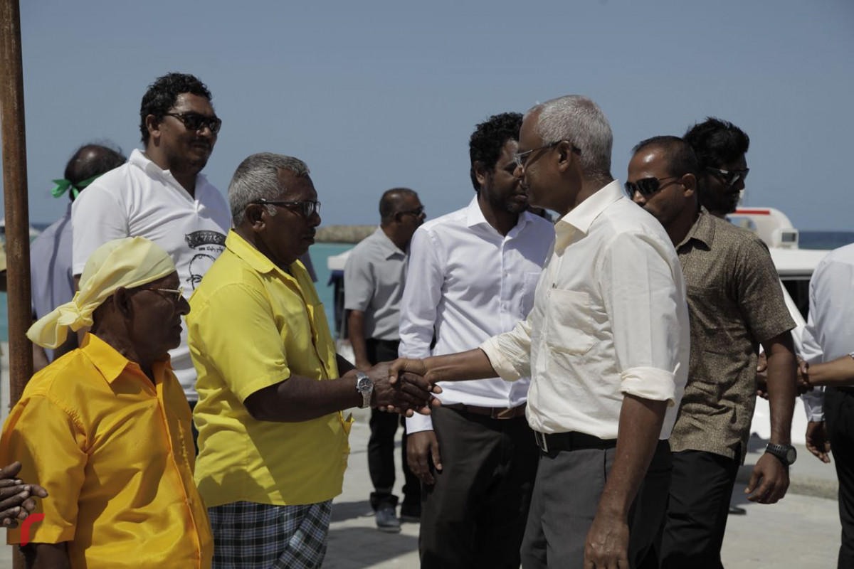 އޯގަސްޓް 25، 2018: ގުޅިފައިވާ އިއްތިހާދުގެ ރިޔާސީ ކެންޑިޑޭޓް ރ އަތޮޅަށް ކުރައްވަމުންގެންދަވާ ދަތުރުފުޅުގައި ރ.އުނގޫފާރަށް ވަޑައިގަތުމުން އިނގުރައިދޫއިން އިބޫއަށް މަރުހަބާ ދަންނަވަނީ