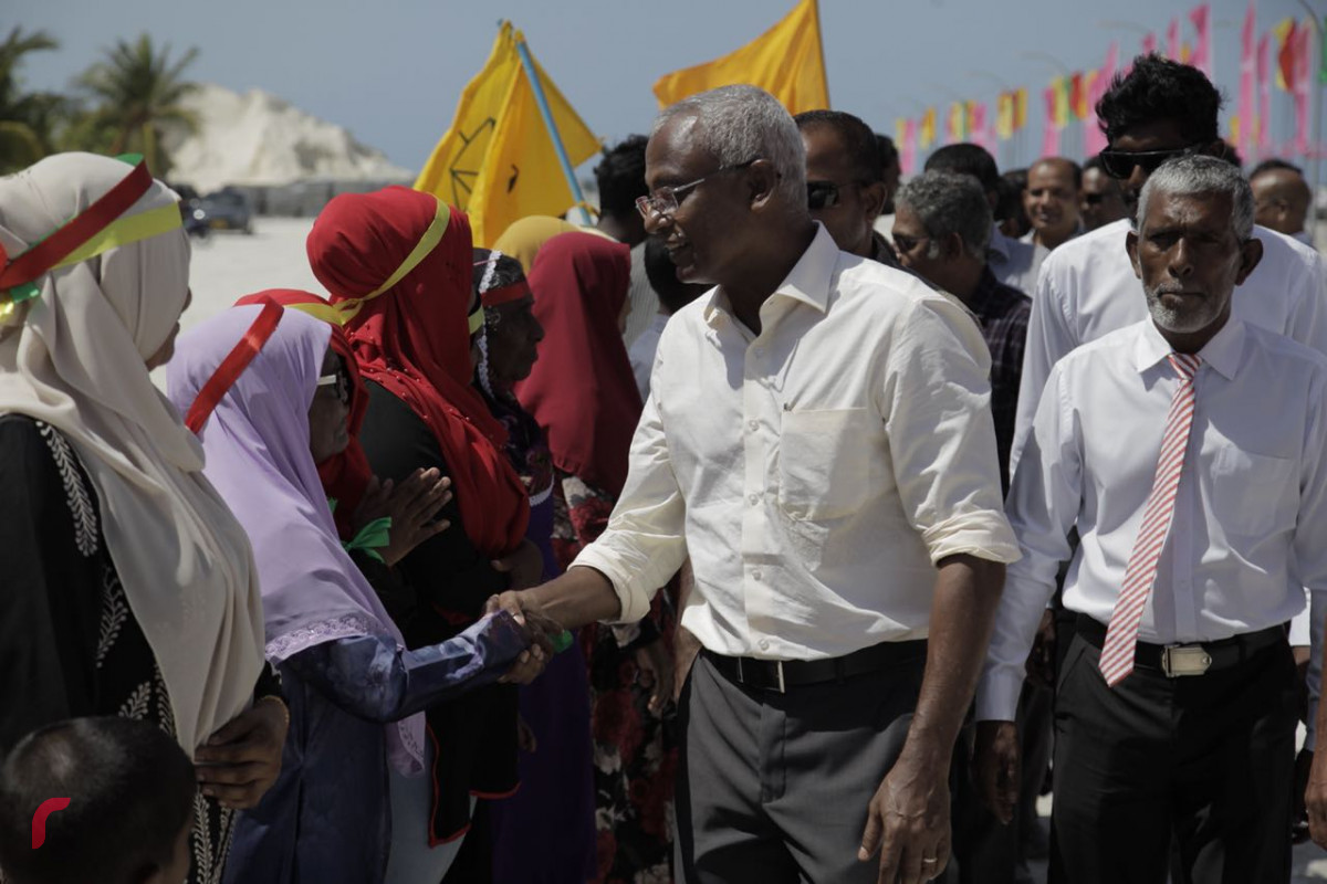 އޯގަސްޓް 25، 2018: ގުޅިފައިވާ އިއްތިހާދުގެ ރިޔާސީ ކެންޑިޑޭޓް ރ އަތޮޅަށް ކުރައްވަމުންގެންދަވާ ދަތުރުފުޅުގައި ރ.އުނގޫފާރަށް ވަޑައިގަތުމުން އިނގުރައިދޫއިން އިބޫއަށް މަރުހަބާ ދަންނަވަނީ