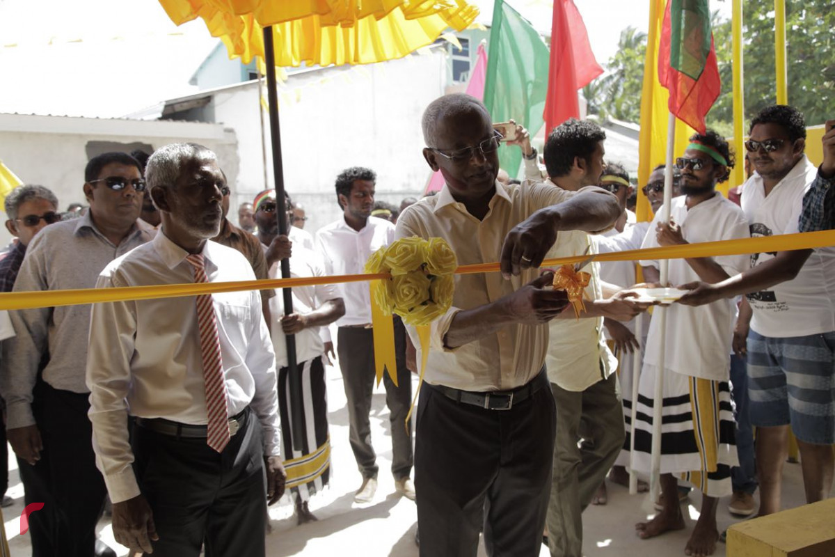 އޯގަސްޓް 25، 2018: ގުޅިފައިވާ އިއްތިހާދުގެ ރިޔާސީ ކެންޑިޑޭޓް ރ އަތޮޅަށް ކުރައްވަމުންގެންދަވާ ދަތުރުފުޅުގައި ރ.އުނގޫފާރަށް ވަޑައިގެން އުނގޫފާރު ޖަގަހަ ހުޅުވައިދެއްވަނީ