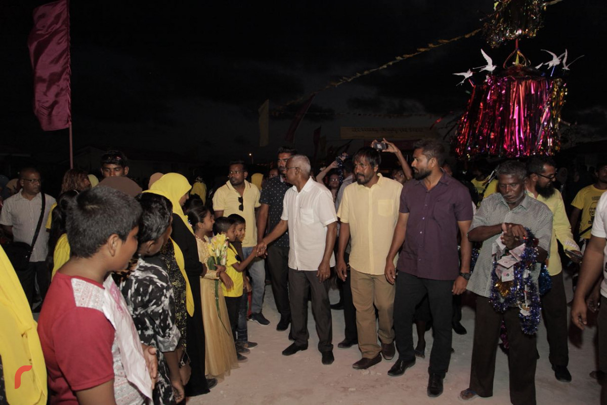 އޯގަސްޓް 25، 2018: ގުޅިފައިވާ އިއްތިހާދުގެ ރިޔާސީ ކެންޑިޑޭޓް ރ އަތޮޅަށް ކުރައްވަމުންގެންދަވާ ދަތުރުފުޅުގައި ރ.ދުވާފަރަށް ވަޑައިގަތުމުން ދުވާފަރުން އިބޫއަށް މަރުހަބާ ދަންނަވަނީ