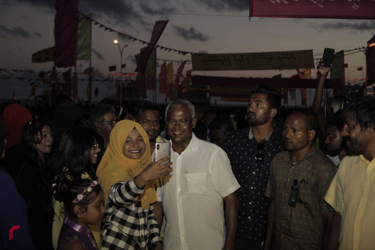 އޯގަސްޓް 25، 2018: ގުޅިފައިވާ އިއްތިހާދުގެ ރިޔާސީ ކެންޑިޑޭޓް ރ އަތޮޅަށް ކުރައްވަމުންގެންދަވާ ދަތުރުފުޅުގައި ރ.ދުވާފަރަށް ވަޑައިގަތުމުން ދުވާފަރުން އިބޫއަށް މަރުހަބާ ދަންނަވަނީ