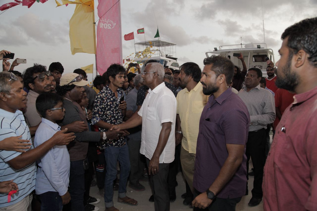 އޯގަސްޓް 25، 2018: ގުޅިފައިވާ އިއްތިހާދުގެ ރިޔާސީ ކެންޑިޑޭޓް ރ އަތޮޅަށް ކުރައްވަމުންގެންދަވާ ދަތުރުފުޅުގައި ރ.ދުވާފަރަށް ވަޑައިގަތުމުން ދުވާފަރުން އިބޫއަށް މަރުހަބާ ދަންނަވަނީ