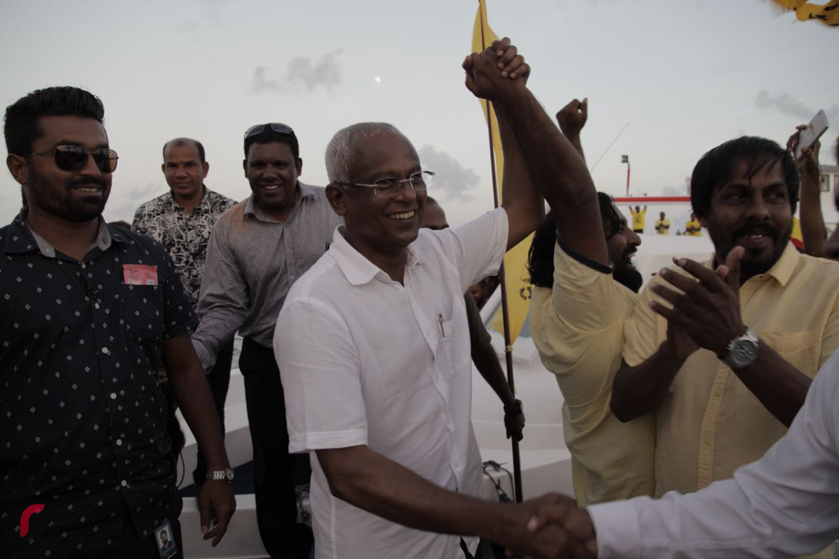 އޯގަސްޓް 25، 2018: ގުޅިފައިވާ އިއްތިހާދުގެ ރިޔާސީ ކެންޑިޑޭޓް ރ އަތޮޅަށް ކުރައްވަމުންގެންދަވާ ދަތުރުފުޅުގައި ރ.ދުވާފަރަށް ވަޑައިގަތުމުން ދުވާފަރުން އިބޫއަށް މަރުހަބާ ދަންނަވަނީ