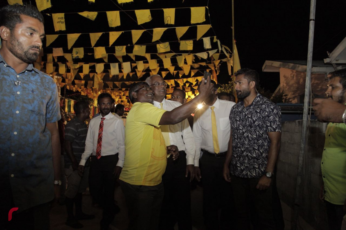 އޯގަސްޓް 24، 2018: ގުޅިފައިވާ އިއްތިހާދުން ރ. ދުވާފަރު ބޭއްވި ޖަލްސާއަށްފަހު ގުޅިފައިވާ އިއްތިހާދުގެ ރިޔާސީ ކެނޑިޑޭޓް އިބްރާޙިމް މުހައްމަދު ސޯލިހު، ސަޕޯޓަރަކާއިއެކު ފޮޓޯއަކަށް ހުއްޓިވަޑައިގެން.