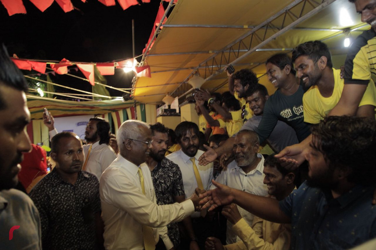 އޯގަސްޓް 24، 2018: ގުޅިފައިވާ އިއްތިހާދުން ރ. ދުވާފަރު ބޭއްވި ޖަލްސާއަށްފަހު ގުޅިފައިވާ އިއްތިހާދުގެ ރިޔާސީ ކެނޑިޑޭޓް އިބްރާޙިމް މުހައްމަދު ސޯލިހު، ސަޕޯޓަރުންނާއި ސަލާމް ކުރަށްވަނީ.