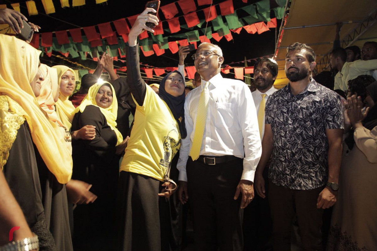 އޯގަސްޓް 24، 2018: ގުޅިފައިވާ އިއްތިހާދުން ރ.ދުވާފަރު ބޭއްވި ޖަލްސާއަށްފަހު ގުޅިފައިވާ އިއްތިހާދުގެ ރިޔާސީ ކެނޑިޑޭޓް އިބްރާޙިމް މުހައްމަދު ސޯލިހު، ސަޕޯޓަރަކާއިއެކު ފޮޓޯއަކަށް ހުއްޓިވަޑައިގެން.