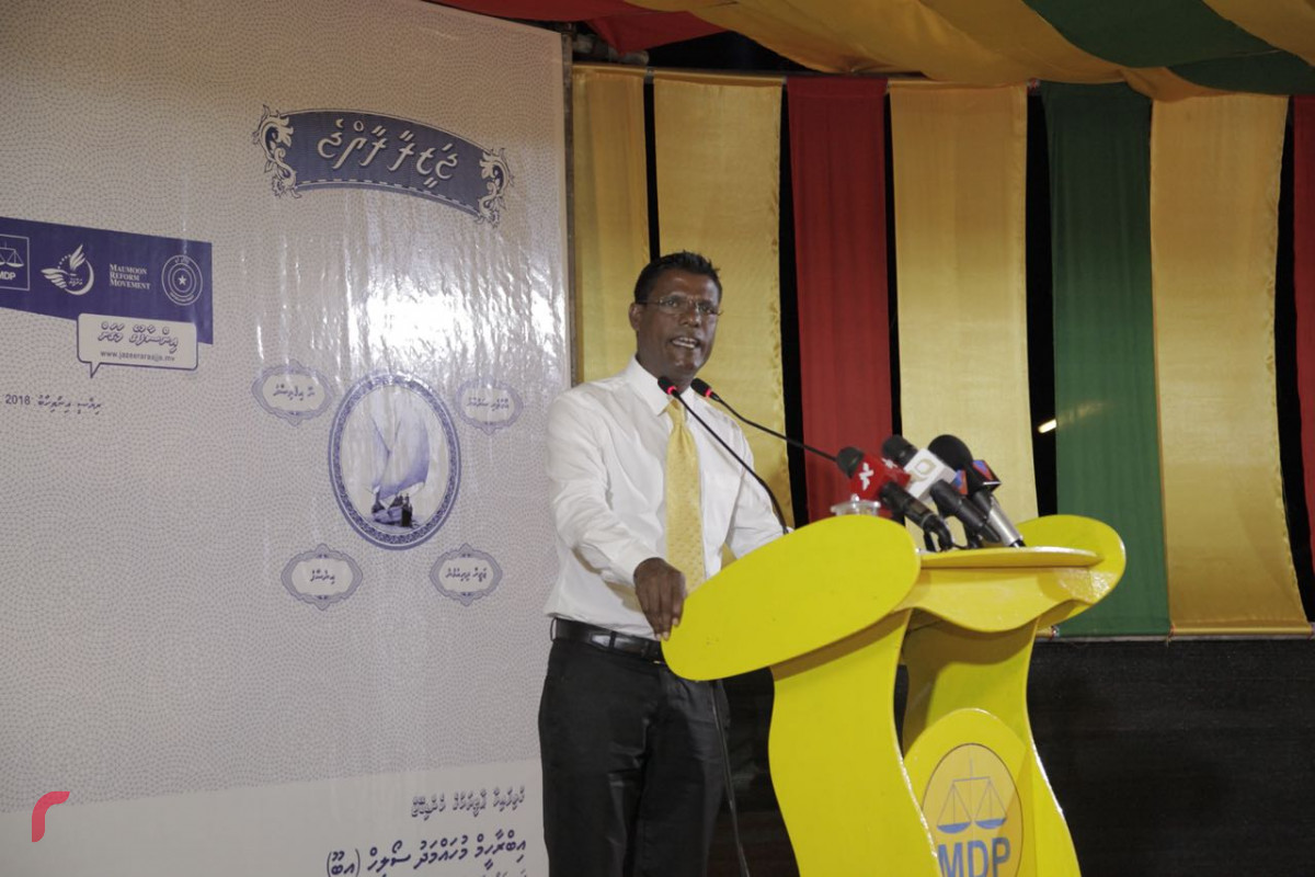 އޯގަސްޓް 24، 2018: ގުޅިފައިވާ އިއްތިހާދުން ރ. ދުވާފަރުގައި ބޭއްވި ޖަލްސާގައި އިނގުރައިދޫ ދާއިރާގެ ރައީސް ހަސަން އަހްމަދު ވާހަކަފުޅު ދައްކަވަނީ.