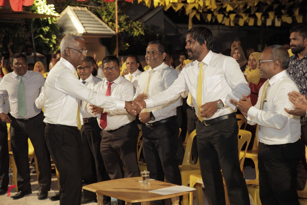 އޯގަސްޓް 24، 2018: ގުޅިފައިވާ އިއްތިހާދުގެ ރިޔާސީ އިންތިހާބް ކެމްޕޭންގެ ތެރެއިން ރ. ދުވާފަރުގައި ބޭއްވި ޖަލްސާ - މި ޖަލްސާގައި ގުޅިފައިވާ އިއްތިހާދުގެ ރިޔާސީ ކެނޑިޑޭޓް އިބްރާހިމް މުހައްމަދު ސޯލިހު ވަނީ ބައިވެރިވެ ވަޑައިގެންފައި.