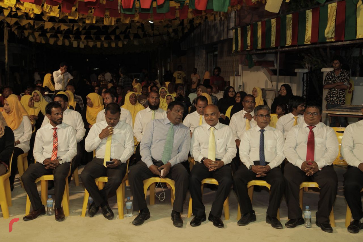 އޯގަސްޓް 24، 2018: ގުޅިފައިވާ އިއްތިހާދުގެ ރިޔާސީ އިންތިހާބް ކެމްޕޭންގެ ތެރެއިން ރ. ދުވާފަރުގައި ބޭއްވި ޖަލްސާ - މި ޖަލްސާގައި ގުޅިފައިވާ އިއްތިހާދުގެ ރިޔާސީ ކެނޑިޑޭޓް އިބްރާހިމް މުހައްމަދު ސޯލިހު ވަނީ ބައިވެރިވެ ވަޑައިގެންފައި.