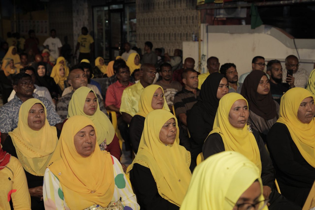 އޯގަސްޓް 24، 2018: ގުޅިފައިވާ އިއްތިހާދުގެ ރިޔާސީ އިންތިހާބް ކެމްޕޭންގެ ތެރެއިން ރ. ދުވާފަރުގައި ބޭއްވި ޖަލްސާ - މި ޖަލްސާގައި ގުޅިފައިވާ އިއްތިހާދުގެ ރިޔާސީ ކެނޑިޑޭޓް އިބްރާހިމް މުހައްމަދު ސޯލިހު ވަނީ ބައިވެރިވެ ވަޑައިގެންފައި.