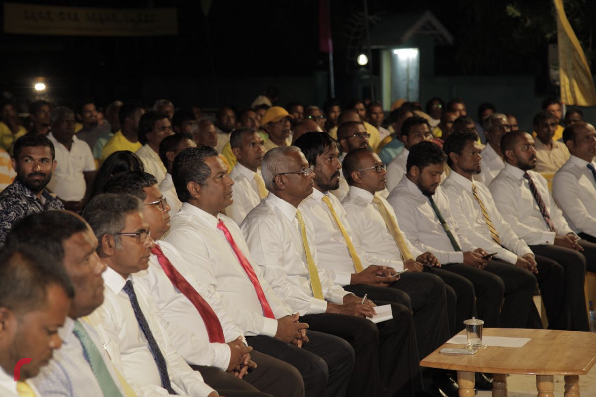 އޯގަސްޓް 24، 2018: ގުޅިފައިވާ އިއްތިހާދުގެ ރިޔާސީ އިންތިހާބް ކެމްޕޭންގެ ތެރެއިން ރ. ދުވާފަރުގައި ބޭއްވި ޖަލްސާ - މި ޖަލްސާގައި ގުޅިފައިވާ އިއްތިހާދުގެ ރިޔާސީ ކެނޑިޑޭޓް އިބްރާހިމް މުހައްމަދު ސޯލިހު ވަނީ ބައިވެރިވެ ވަޑައިގެންފައި.