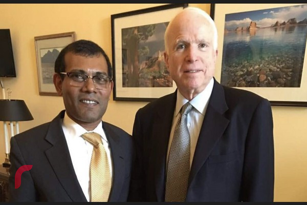 ސެނޭޓަރ ޖޯން މެކެއިން(ކ) އަދި ކުރީގެ ރައީސް މުހައްމަދު ނަޝީދު