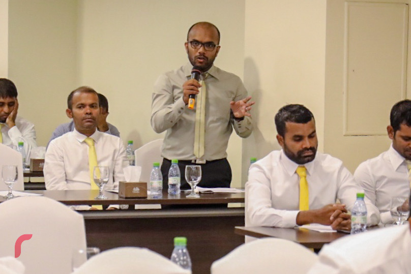 އޯގަސްޓް 26، 2018: އެމްޑިޕީގެ 165 ވަނަ ގައުމީ މަޖިލީހުގައި މަތި ދެކުނު ޕްރޮވިންސްގެ ރައީސް އިބްރާހިމް އަމީރު ވާހަކަފުޅު ދައްކަވަނީ، 165ވަނަ ގައުމީ މަޖިލީހުގައި ރައީސް އަބްދުﷲ ޔާމީންގެ ވެރިކަމުގައި ވަގަށް ނަގާފައިވާ ކަމަށް ތުހުމަތު ކުރެވޭ ދައުލަތުގެ ފައިސާ އާއި މުދާ، ގުޅިފައިވާ ޕާޓީތަކުގެ ވެރިކަމެއްގައި ހޯދުމަށް ކުރަންޖެހޭ މަސައްކަތަށް ކުރުމަށް ވަނީ ގަރާރެއް ހުށަހަޅައި ފާސްކޮށްފައިއެވެ.