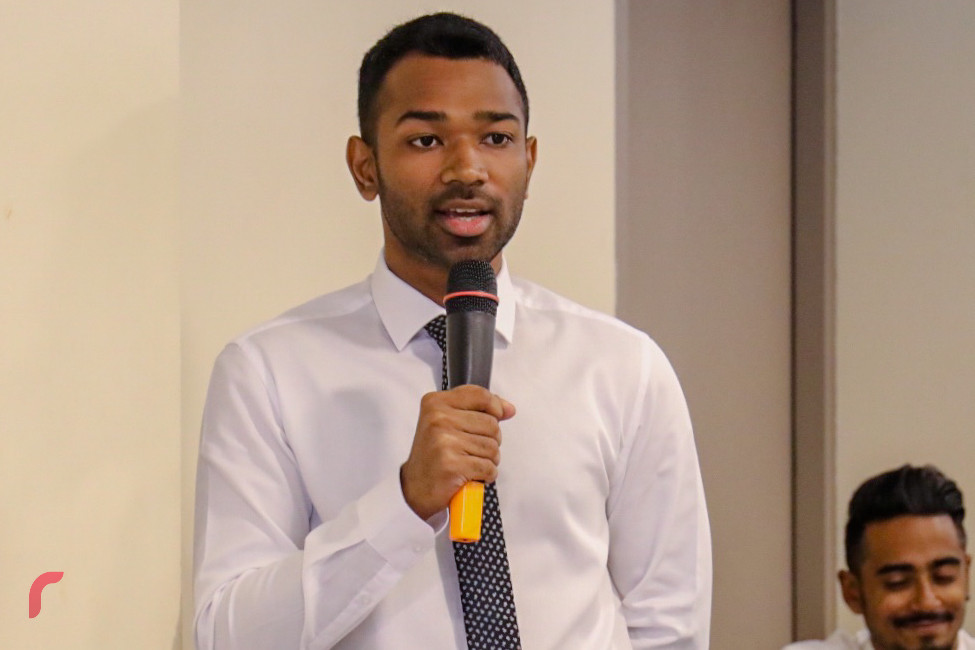 އޯގަސްޓް 26، 2018: އެމްޑިޕީގެ 165 ވަނަ ގައުމީ މަޖިލީހުގައި އެމްޑީޕީގެ ޔޫތް ވިންގްގެ ރައީސް މީކާއިލް ނަސީމް ވާހަކަފުޅު ދައްކަވަނީ، 165ވަނަ ގައުމީ މަޖިލީހުގައި ރައީސް އަބްދުﷲ ޔާމީންގެ ވެރިކަމުގައި ވަގަށް ނަގާފައިވާ ކަމަށް ތުހުމަތު ކުރެވޭ ދައުލަތުގެ ފައިސާ އާއި މުދާ، ގުޅިފައިވާ ޕާޓީތަކުގެ ވެރިކަމެއްގައި ހޯދުމަށް ކުރަންޖެހޭ މަސައްކަތަށް ކުރުމަށް ވަނީ ގަރާރެއް ހުށަހަޅައި ފާސްކޮށްފައިއެވެ.