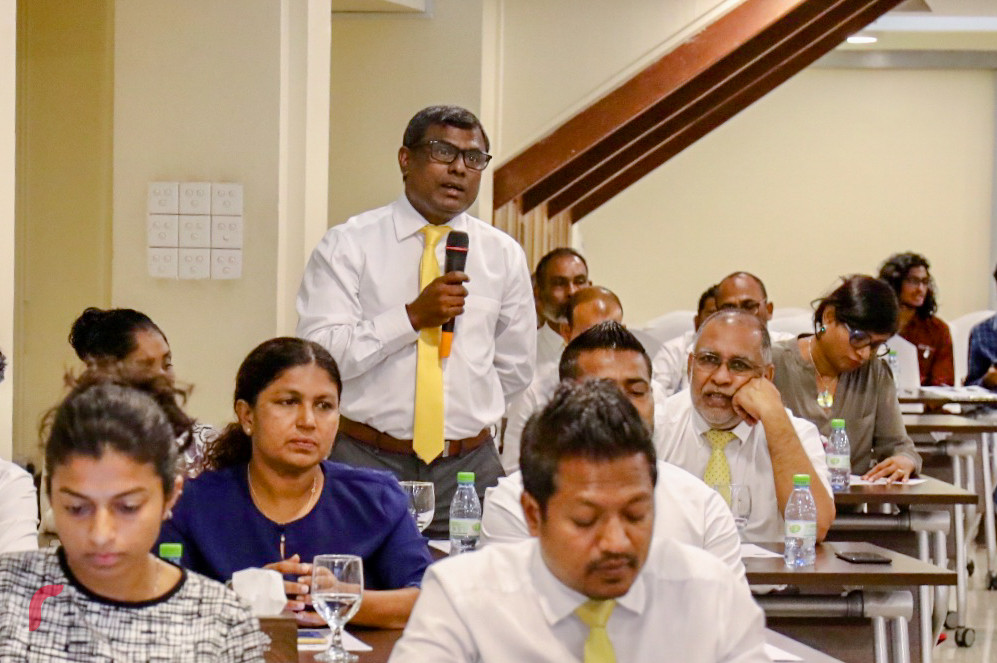 އޯގަސްޓް 26، 2018: އެމްޑިޕީގެ 165 ވަނަ ގައުމީ މަޖިލީހުގައި ނޮޅިވަރަމް ދާއިރާގެ ރައީސް އިބްރާހިމް ވަހީދު ވާހަކަފުޅު ދައްކަވަނީ، 165ވަނަ ގައުމީ މަޖިލީހުގައި ރައީސް އަބްދުﷲ ޔާމީންގެ ވެރިކަމުގައި ވަގަށް ނަގާފައިވާ ކަމަށް ތުހުމަތު ކުރެވޭ ދައުލަތުގެ ފައިސާ އާއި މުދާ، ގުޅިފައިވާ ޕާޓީތަކުގެ ވެރިކަމެއްގައި ހޯދުމަށް ކުރަންޖެހޭ މަސައްކަތަށް ކުރުމަށް ވަނީ ގަރާރެއް ހުށަހަޅައި ފާސްކޮށްފައިއެވެ.