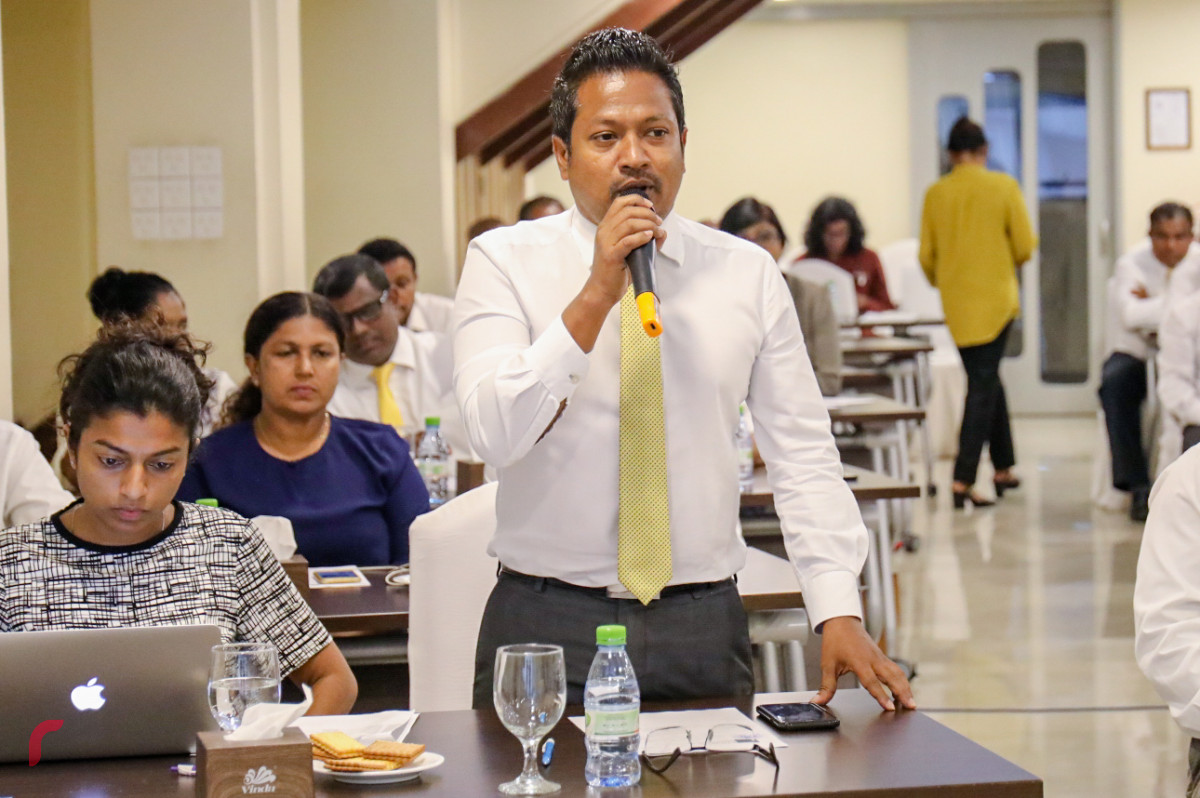 އޯގަސްޓް 26، 2018: އެމްޑިޕީގެ 165 ވަނަ ގައުމީ މަޖިލީހުގައި މާފަންނު އުތުރު ދާއިރާގެ މަޖިލިސް މެމްބަރު އިމްތިޔާޒް ފަހުީމީ ވާހަކަފުޅު ދައްކަވަނީ، 165ވަނަ ގައުމީ މަޖިލީހުގައި ރައީސް އަބްދުﷲ ޔާމީންގެ ވެރިކަމުގައި ވަގަށް ނަގާފައިވާ ކަމަށް ތުހުމަތު ކުރެވޭ ދައުލަތުގެ ފައިސާ އާއި މުދާ، ގުޅިފައިވާ ޕާޓީތަކުގެ ވެރިކަމެއްގައި ހޯދުމަށް ކުރަންޖެހޭ މަސައްކަތަށް ކުރުމަށް ވަނީ ގަރާރެއް ހުށަހަޅައި ފާސްކޮށްފައިއެވެ.