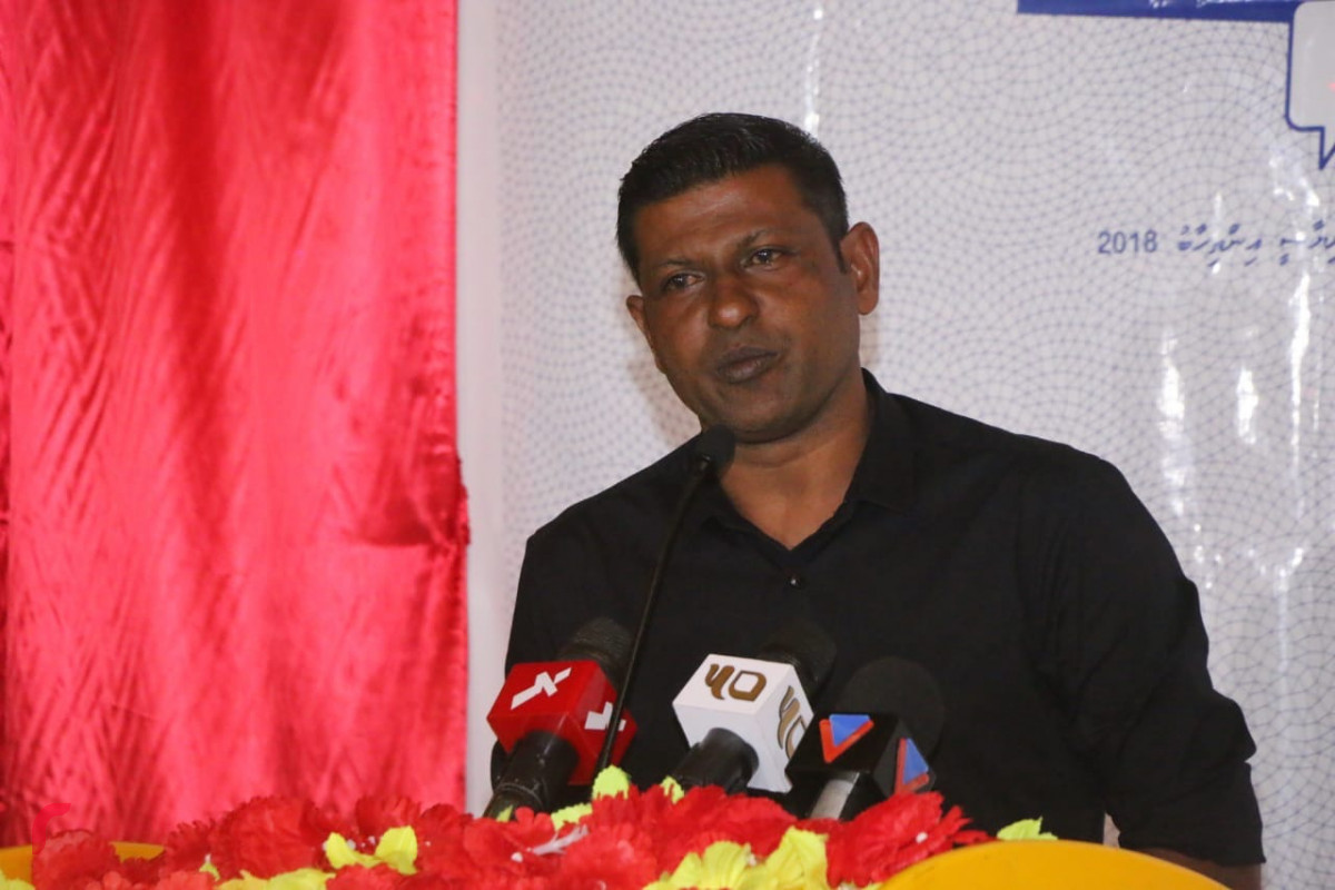 އޯގަސްޓް 26، 2018: ގުޅިފައިވާ އިއްތިހާދުން ރިޔާސީ އިންތިހާބަށް ކުރަމުންދާާ ކެމްޕެއިންގައި ށ. މިލަންދޫގައި ކުރިއަށް ގެންދިޔަ ޖަލްސާގައި މިލަންދޫ ދާއިރާގެ ކުރީގެ މަޖިލިސް މެމްބަރު އަލީ ރިޒާ ވާހަކަ ދައްކަވަނީ