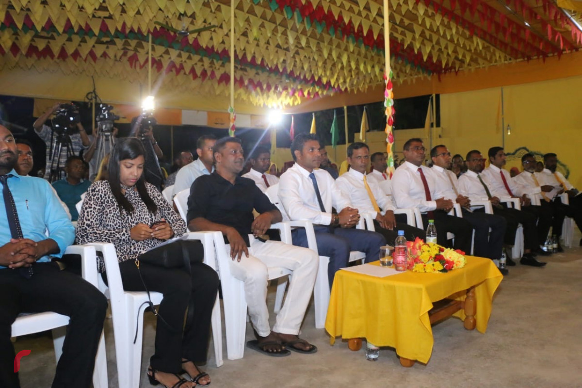 އޯގަސްޓް 26، 2018: ގުޅިފައިވާ އިއްތިހާދުން ރިޔާސީ އިންތިހާބަށް ކުރަމުންދާާ ކެމްޕެއިންގައި ށ. މިލަންދޫގައި ކުރިއަށް ގެންދިޔަ ޖަލްސާގައި އިއްތިހާދުގެ ރަނިންގ މޭޓް ފައިސަލް ނަސީމްގެ އިތުރުން އިއްތިހާދުގެ އިސްވެރިންނާއި ސަޕޯޓަރުން ބައިވެރިވެ ވަޑައިގަންނަވަނީ