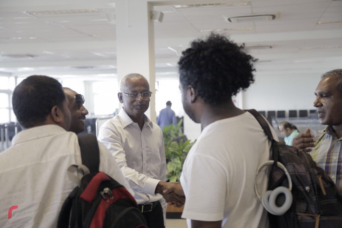 އޯގަސްޓް 26، 2018: ގުޅިފައިވާ ސިޔާސީ ޕާޓީތަކުގެ ރިޔާސީ ކެންޑިޑޭޓް އިބްރާހިމް މުހައްމަދު ސޯލިހު (އިބޫ) ލަންކާގައި ދިރިއުޅުއްވާ ދިވެހިންނާ ބައްދަލުކުރެއްވުމަށް ލަންކާއަށް ފުރާ ވަޑައިގަތުމަށް ވެލާނާ އިންޓަަނޭޝަނަލް އެއާޕޯޓްއަށް ވަޑައިގެން އެއާޕޯޓްގައި ތިއްބެވި ބައެއް ސަޕޯޓަރުންނާއި ބައްދަލު ކުރައްވަނީ