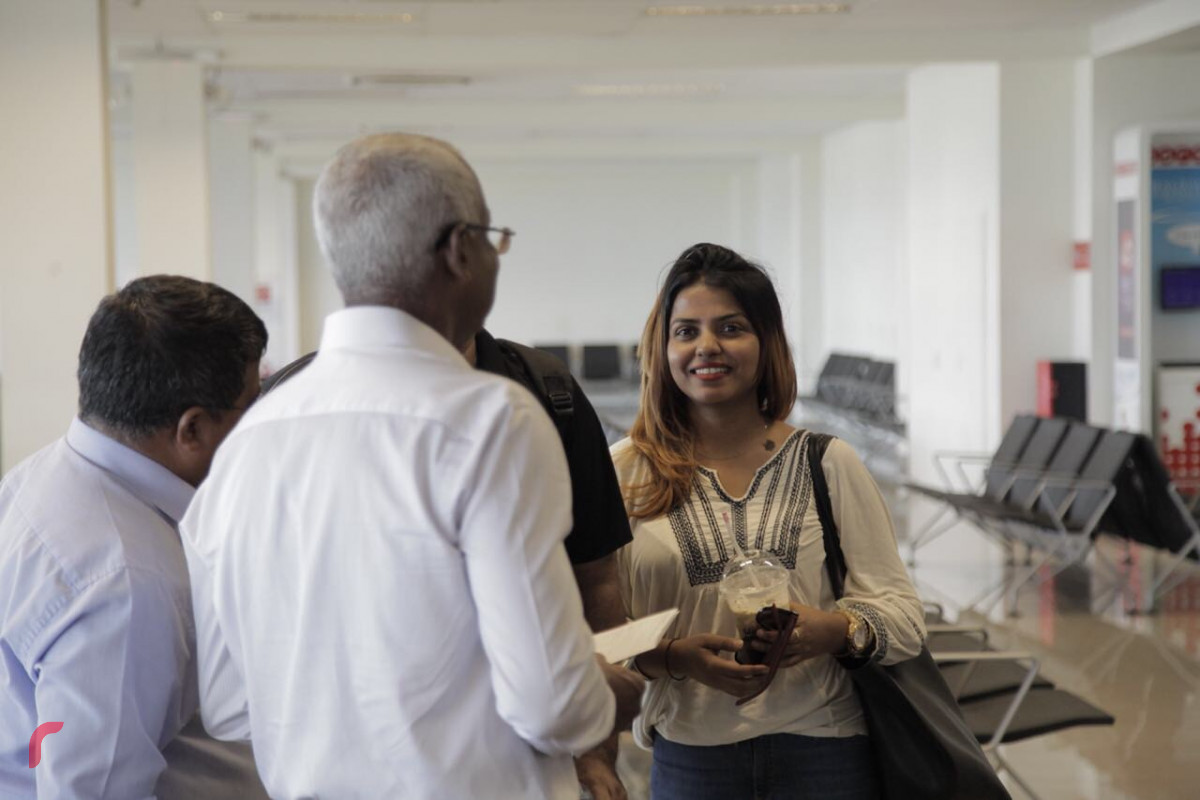 އޯގަސްޓް 26، 2018: ގުޅިފައިވާ ސިޔާސީ ޕާޓީތަކުގެ ރިޔާސީ ކެންޑިޑޭޓް އިބްރާހިމް މުހައްމަދު ސޯލިހު (އިބޫ) ލަންކާގައި ދިރިއުޅުއްވާ ދިވެހިންނާ ބައްދަލުކުރެއްވުމަށް ލަންކާއަށް ފުރާ ވަޑައިގަތުމަށް ވެލާނާ އިންޓަަނޭޝަނަލް އެއާޕޯޓްއަށް ވަޑައިގެން އެއާޕޯޓްގައި ތިއްބެވި ބައެއް ސަޕޯޓަރުންނާއި ބައްދަލު ކުރައްވަނީ