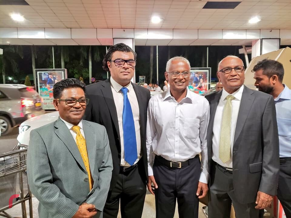 އޯގަސްޓް 26، 2018: ގުޅިފައިވާ ޕާޓީތަކުގެ ރިޔާސީ ކެންޑިޑޭޓް އިބްރާހިމް މުހައްމަދު ސޯލިހު (އިބޫ) ލަންކާއަށް ވަޑައިގަތުމުން، މަރުހަބާ ދެންނެވުމަށް އެމްޑީޕީގެ ސަރުކާރުގެ ފޮރިން މިނިސްޓަރު އަހްމަދު ނަސީމާއި އެ ޕާޓީގެ އިންޓަނޭޝަނަލް ސްޕޯކްސްޕާސަން ހާމިދު އަބްދުލް ޣަފޫރު ލަންކާ އެއާޕޯޓްގައި