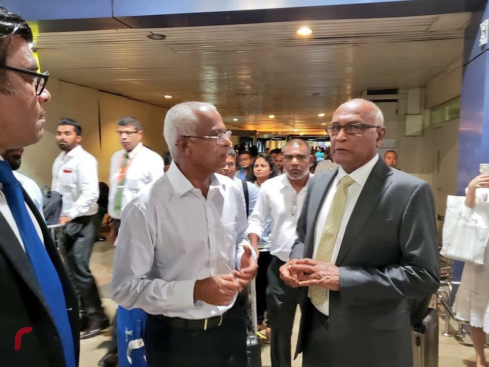 އޯގަސްޓް 26، 2018: ގުޅިފައިވާ އިއްތިހާދުގެ ރިޔާސީ ކެންޑިޑޭޓް އިބްރާހިމް މުހައްމަދު ސޯލިހު (އިބޫ) ލަންކާއަށް ވަޑައިގަތުމުން، މަރުހަބާ ދެންނެވުމަށް އެމްޑީޕީގެ ސަރުކާރުގެ ފޮރިން މިނިސްޓަރު އަހްމަދު ނަސީމް ލަންކާ އެއާޕޯޓްގައި އިބޫ އާއި ބައްދަލު ކުރައްވަނީ