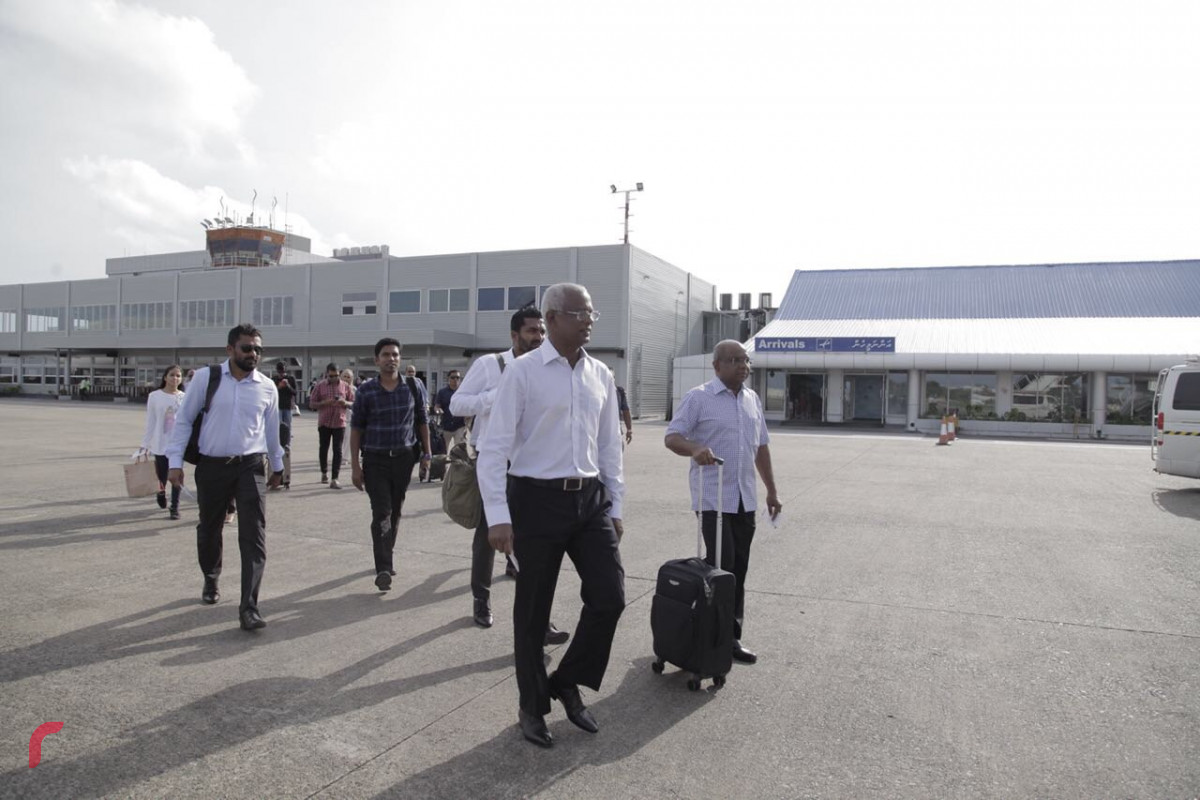 އޯގަސްޓް 26، 2018: ލަންކާގައި ދިރިއުޅުއްވާ ދިވެހިންނާ ބައްދަލުކުރެއްވުމަށް އިބޫ ލަންކާއަށް ފުރާ ވަޑައިގަތުމަށް ވެލާނާ އިންޓަަނޭޝަނަލް އެއާޕޯޓްގައި: މި ދަތުރުފުޅުގައި ސްރީ ލަންކާގައި ދިރިއުޅޭ ދިވެހިންނާ ބައްދަލު ކުރެއްވުމަށްވަނީ ހަމަޖެހިފައި