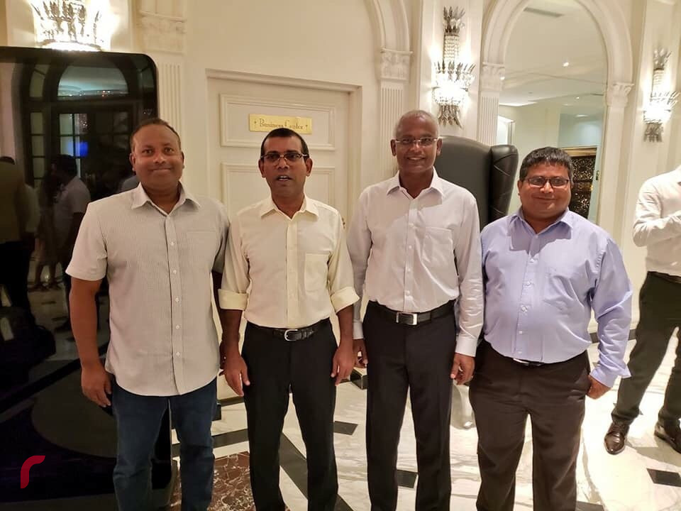 އޯގަސްޓް 26، 2018: ގުޅިފައިވާ ޕާޓީތަކުގެ ރިޔާސީ ކެންޑިޑޭޓް އިބްރާހިމް މުހައްމަދު ސޯލިހު (އިބޫ) ލަންކާއަށް ވަޑައިގަތުމުން، އެމަނިކުފާނުގެ އިސްތިގުބާލުގައި ކުރީގެ ރައީސް މުހައްމަދު ނަޝީދާއި ކޯލިޝަންގެ އެހެން ބައިވެރިން ފޮޓޯއަކަށް ހުއްޓިގެން: މި ދަތުރުފުޅުގައި ސްރީ ލަންކާގައި ދިރިއުޅޭ ދިވެހިންނާ ބައްދަލު ކުރެއްވުމަށް ވަނީ ހަމަޖެހިފައި