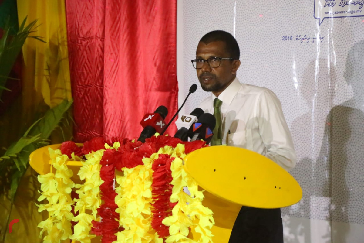 އޯގަސްޓް 26، 2018: ގުޅިފައިވާ އިއްތިހާދުން ރިޔާސީ އިންތިހާބަށް ކުރަމުންދާާ ކެމްޕެއިންގައި ށ. މިލަންދޫގައި ކުރިއަށްގެ ންދިޔަ ޖަލްސާގައި އަދާލަތު ޕާޓީގެ ރަޖިސްޓްރާ ހުސައިން ވާފިރް ވާހަކަ ދައްކަވަނީ