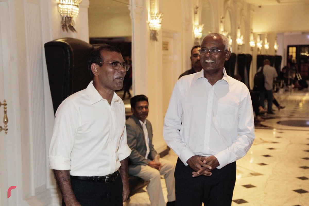 އޯގަސްޓް 26، 2018: ގުޅިފައިވާ އިއްތިހާދުގެ ރިޔާސީ ކެންޑިޑޭޓް އިބްރާހިމް މުހައްމަދު ސޯލިހު ލަންކާއަށް ވަޑައިގަތުމުން، ކުރީގެ ރައީސް މުހައްމަދު ނަޝީދު އެމަނިކުފާނާއެކު: މި ދަތުރުފުޅުގައި ސްރީ ލަންކާގައި ދިރިއުޅޭ ދިވެހިންނާ ބައްދަލު ކުރެއްވުމަށް ވަނީ ހަމަޖެހިފައި