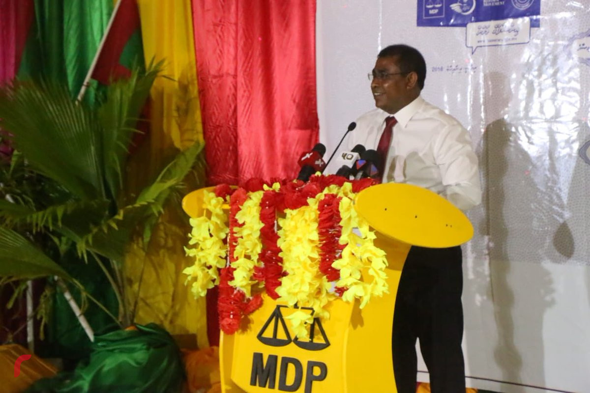 އޯގަސްޓް 26، 2018: ގުޅިފައިވާ އިއްތިހާދުން ރިޔާސީ އިންތިހާބަށް ކުރަމުންދާާ ކެމްޕެއިންގައި ށ. މިލަންދޫގައި ކުރިއަށްގެންދިޔަ ޖަލްސާގައި ޖުމްހޫރީ ޕާޓީގެ ނާއިބު ރައީސް ޑރ. އަބްދުﷲ މައުސޫމް ވާހަކަ ދައްކަވަނީ