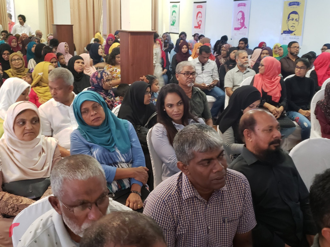 އޯގަސްޓް 27، 2018:  ގުޅިފައިވާ ޕާޓީތަކުގެ ރިޔާސީ ކެންޑިޑޭޓް ކޮލަމްބޯގައި ދިރިއުޅޭ ދިވެހިންނާ ބައްދަލު ކުރެއްވުމަށް ކުރިއަށް ގެންދިޔަ ރަސްމިއްޔާތުގެ ތެރެއިން. މި ރަސްމިއްޔާތުގައި ލަންކާގައި ދިރިއުޅޭ ގިނަ އަދަދެއްގެ ދިވެހިން ބައިވެރިވި