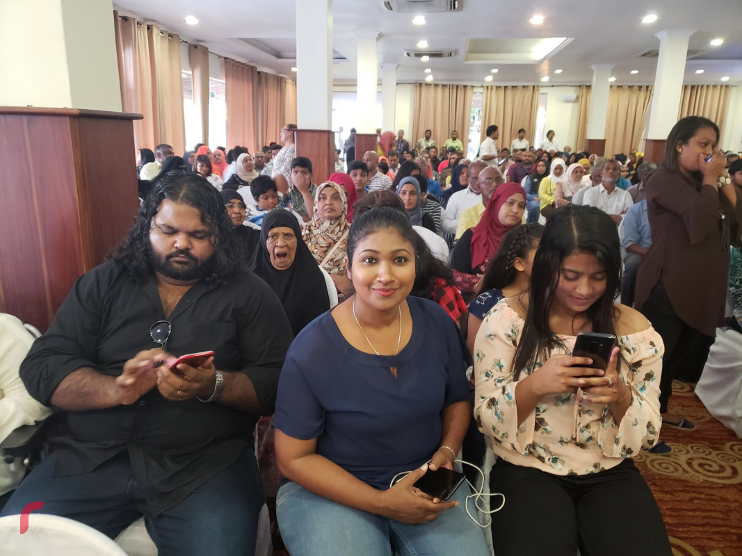 އޯގަސްޓް 27، 2018:  ގުޅިފައިވާ ޕާޓީތަކުގެ ރިޔާސީ ކެންޑިޑޭޓް ކޮލަމްބޯގައި ދިރިއުޅޭ ދިވެހިންނާ ބައްދަލު ކުރެއްވުމަށް ކުރިއަށް ގެންދިޔަ ރަސްމިއްޔާތުގެ ތެރެއިން. މި ރަސްމިއްޔާތުގައި ލަންކާގައި ދިރިއުޅޭ ގިނަ އަދަދެއްގެ ދިވެހިން ބައިވެރިވި