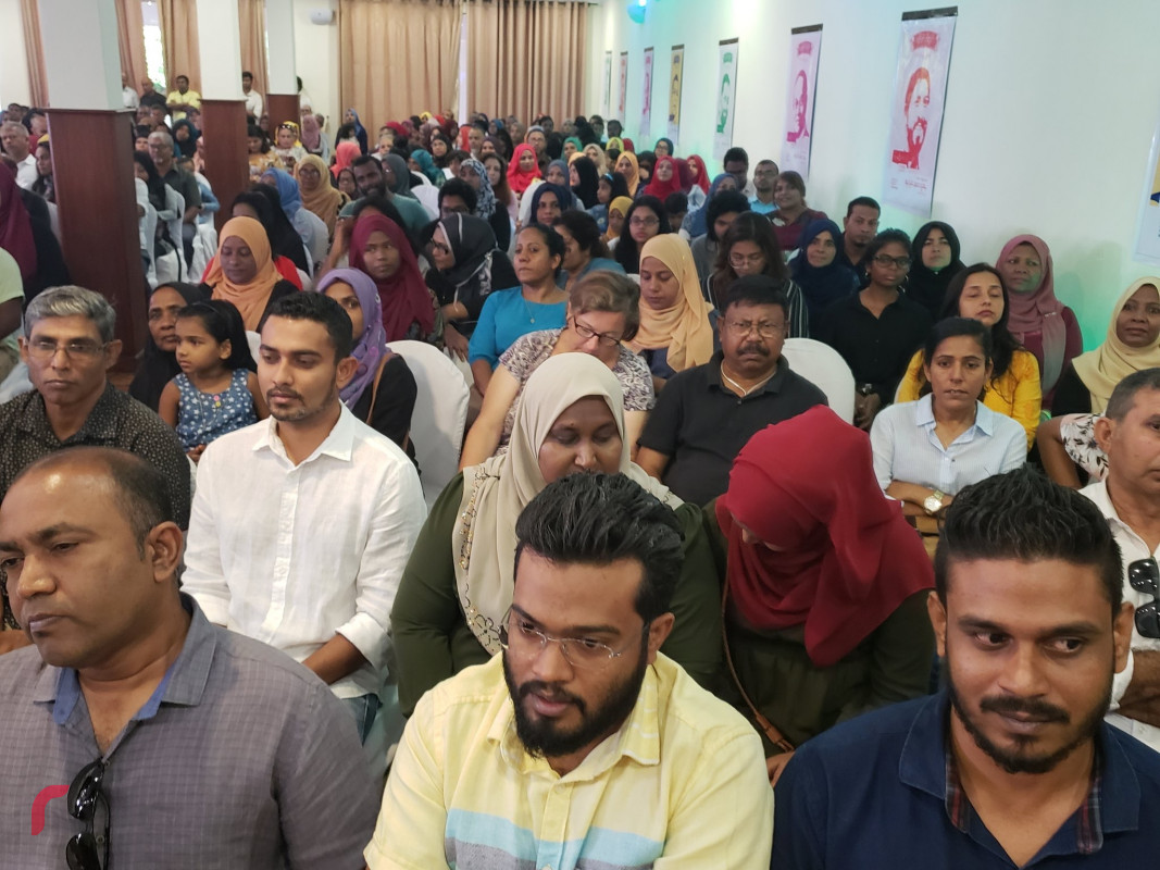 އޯގަސްޓް 27، 2018:  ގުޅިފައިވާ ޕާޓީތަކުގެ ރިޔާސީ ކެންޑިޑޭޓް ކޮލަމްބޯގައި ދިރިއުޅުއްވާ ދިވެހިންނާ ބައްދަލުކުރެއްވުމަށް ކުރިއަށްގެންދިޔަ ރަސްމިއްޔާތުގެ ތެރެއިން، މި ރަސްމިއްޔާތުގައި ކުރީގެ ރައީސް ނަޝީދުގެ އިތުރުން އެމްޑީޕީގެ ގިނަ އިސްވެރިން ވަނީ ބައިވެރިވެ ވަޑައިގެންފައި