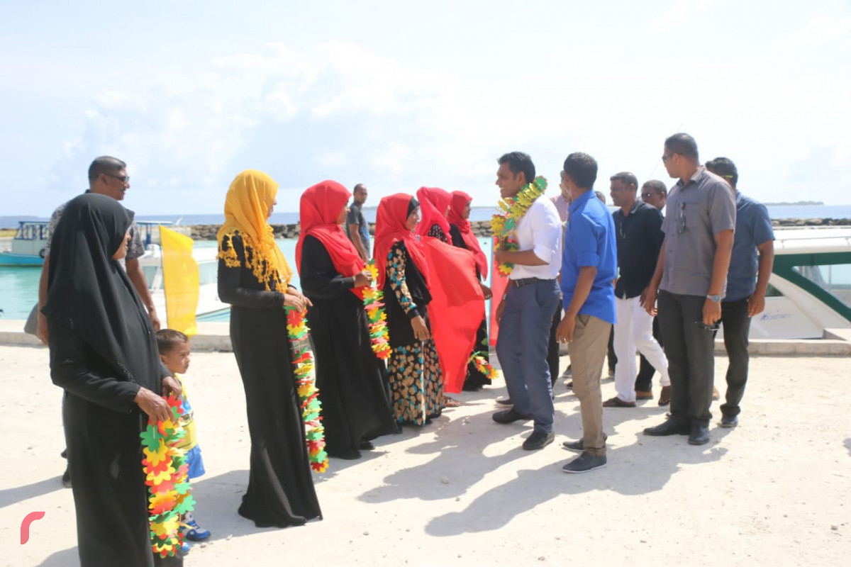 އޯގަސްޓް 27، 2018 : ގުޅިފައިވާ ޕާޓީތަކުގެ ރަނިންްމޭޓް ފައިސަލް ނަސީމް ށ އަތޮޅަށް ކުރައްވަމުން ގެންދަވާ ކެމްޕެއިން ދަތުރުފުޅުގައި ށ. ނަރުދޫއަށް ވަޑައިގަތުމުން ފައިސަލަށް މަރުހަބާ ދަންނަވަނީ