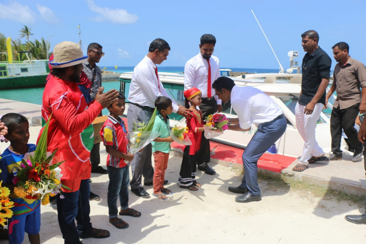 އޯގަސްޓް 27، 2018 : ގުޅިފައިވާ ޕާޓީތަކުގެ ރަނިންްމޭޓް ފައިސަލް ނަސީމް ށ. އަތޮޅަށް ކުރައްވަމުން ގެންދަވާ ކެމްޕެއިން ދަތުރުފުޅުގައި ށ. ފީވަކަށް ވަޑައިގަތުމުން ފައިސަލަށް މަރުހަބާ ދަންނަވަނީ